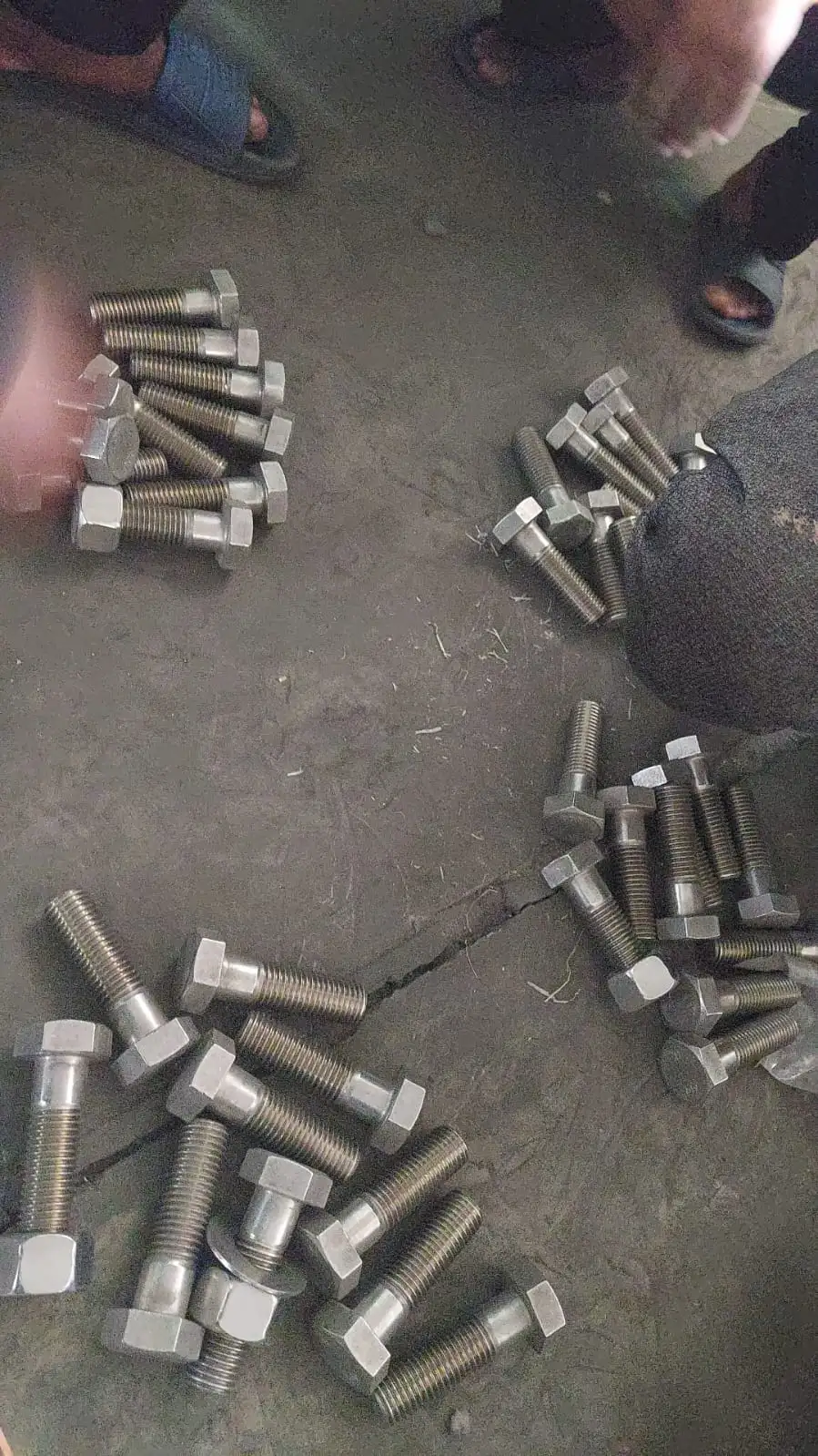 Mur Logam Berbagai Ukuran